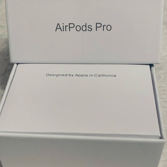 AirPods - Picture 3 of 8